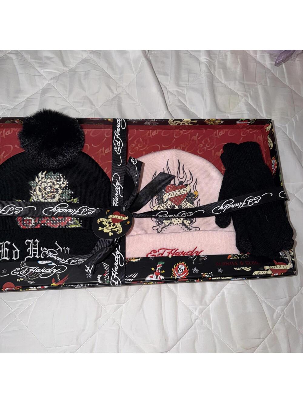 Ed Hardy Gift Set Beanies & Glove Rhinestone Love 3 Roses / Flaming Sculls
